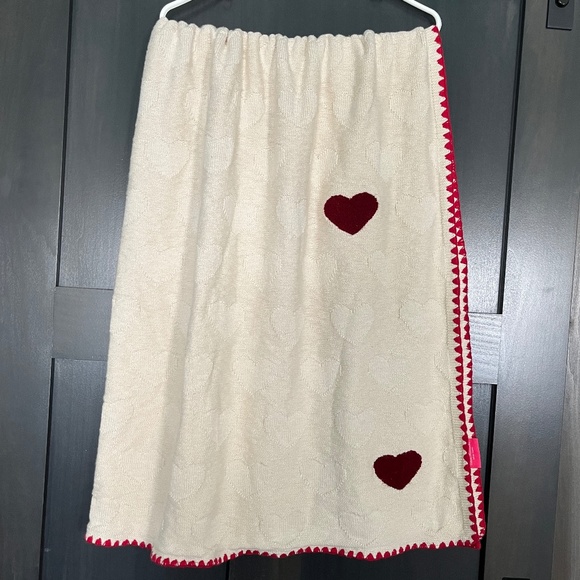 Isaac Mizrahi Cream & Red 100% Cotton Knit Decorative Throw